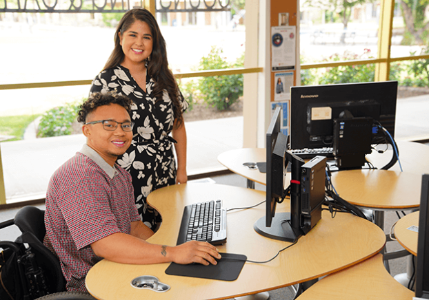 Image of GCC Advisor assisting a student